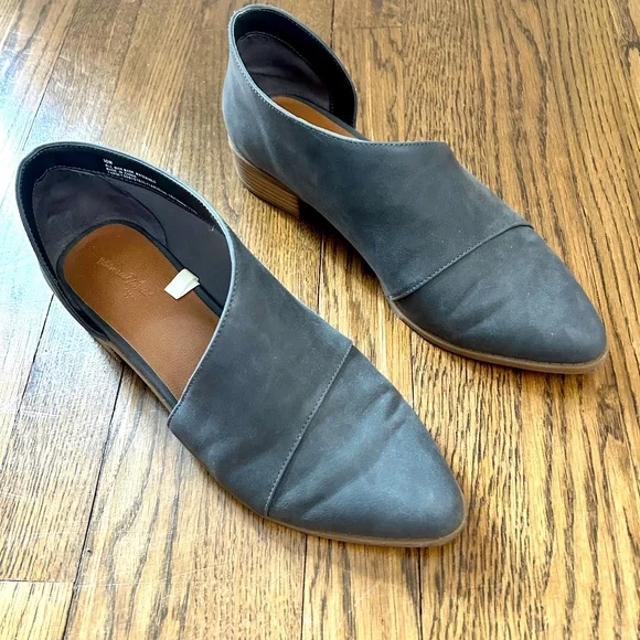 EUC 10W Wide Universal Thread Gray Vegan Suede Shootie Flat with cut out - Picture 1 of 10